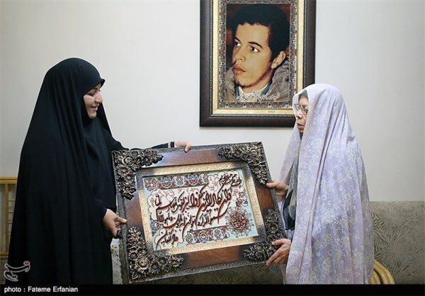 دیدار خواهران تشکل حزب الله سایبر با مادر شهید حسن باقری