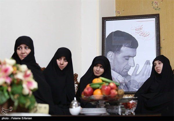خواهران تشکل حزب الله سایبر در منزل شهید حسن طهرانی مقدم